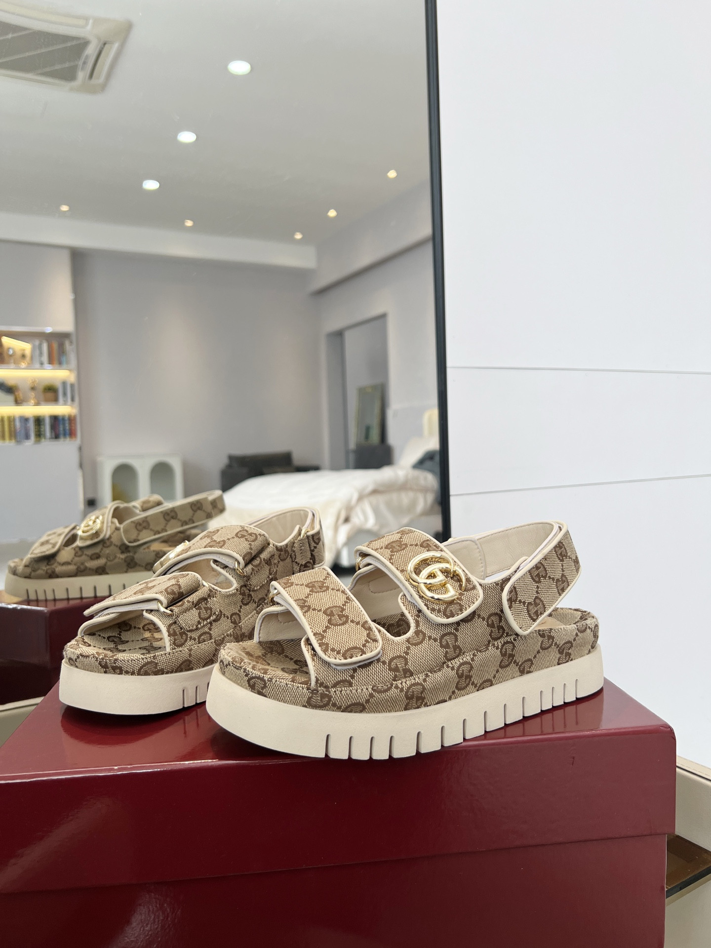 G*u*i sandals