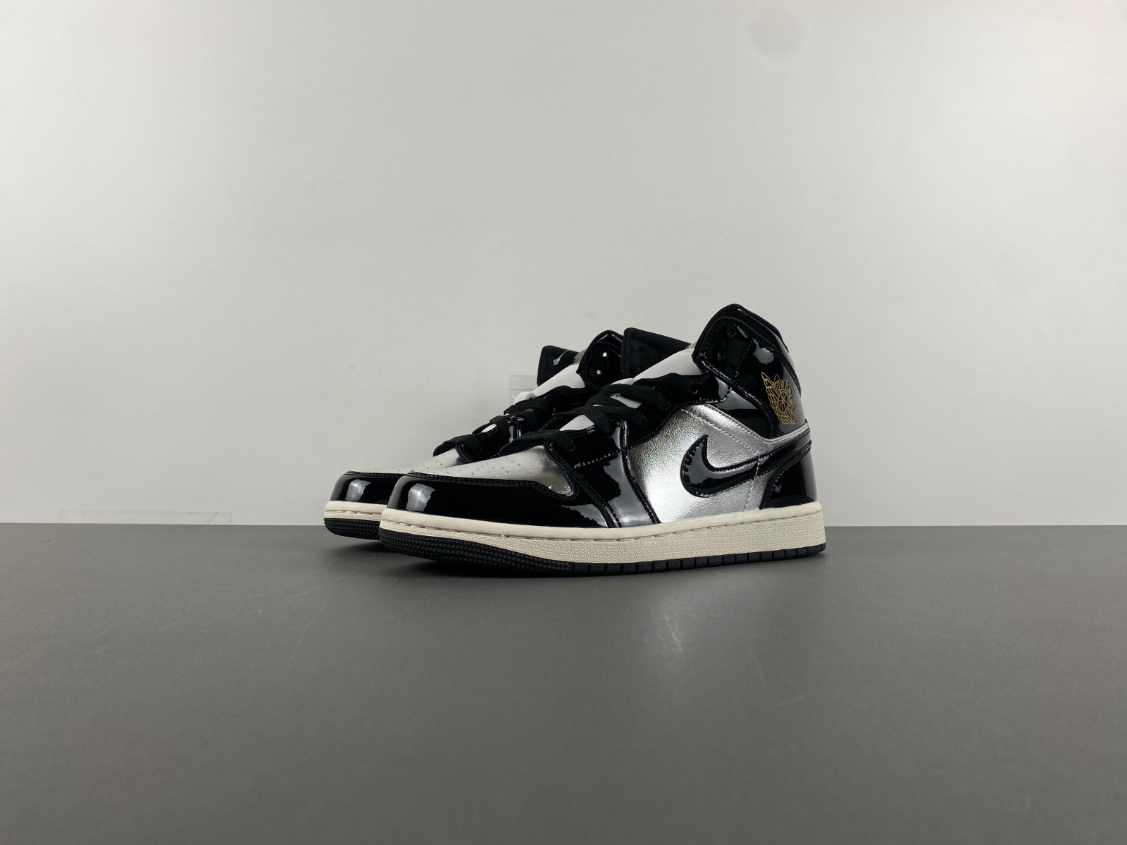 Air Jordan 1 Mid SE GS “Black/Metallic Silver” FZ3938-001