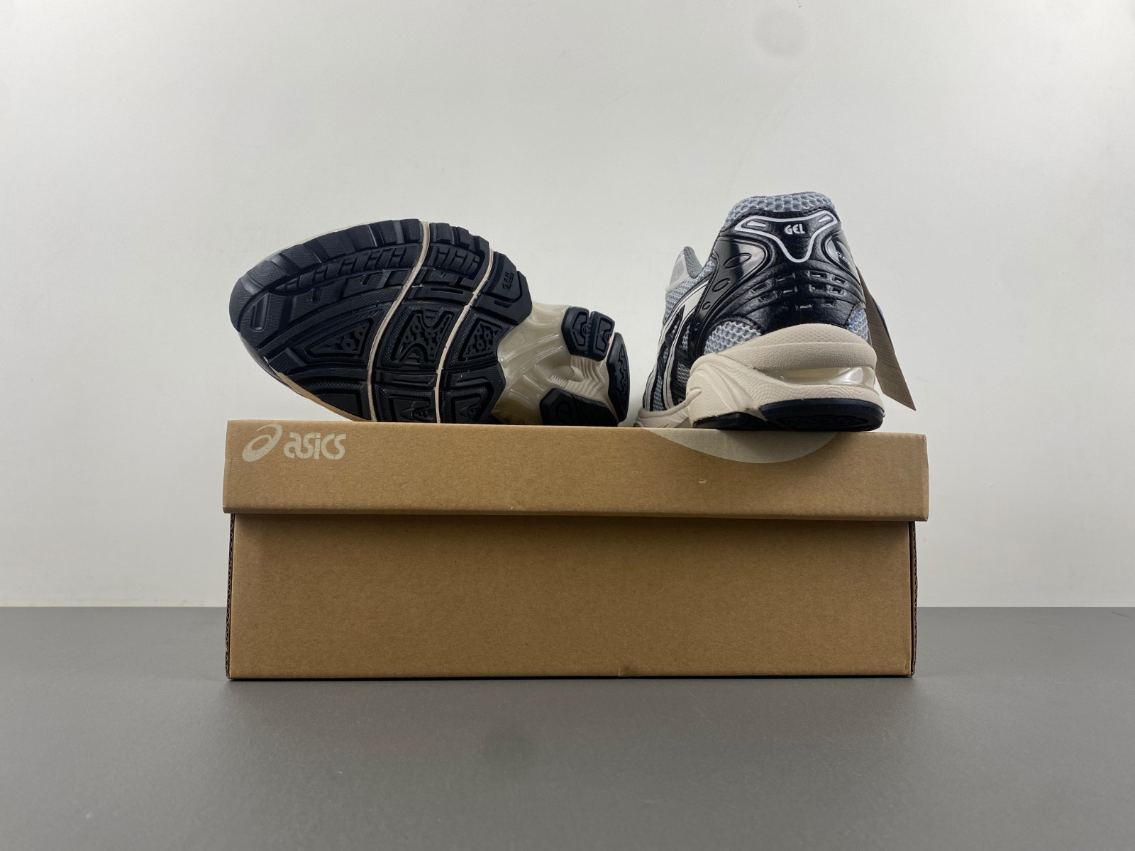 As*ic*s gel kayano 14 