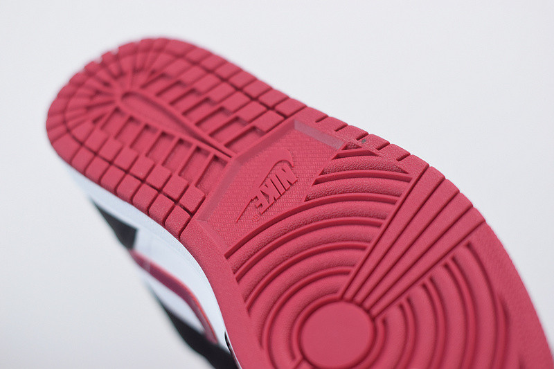 air jordan 1 mid resembles the “bred toe” 554724-066