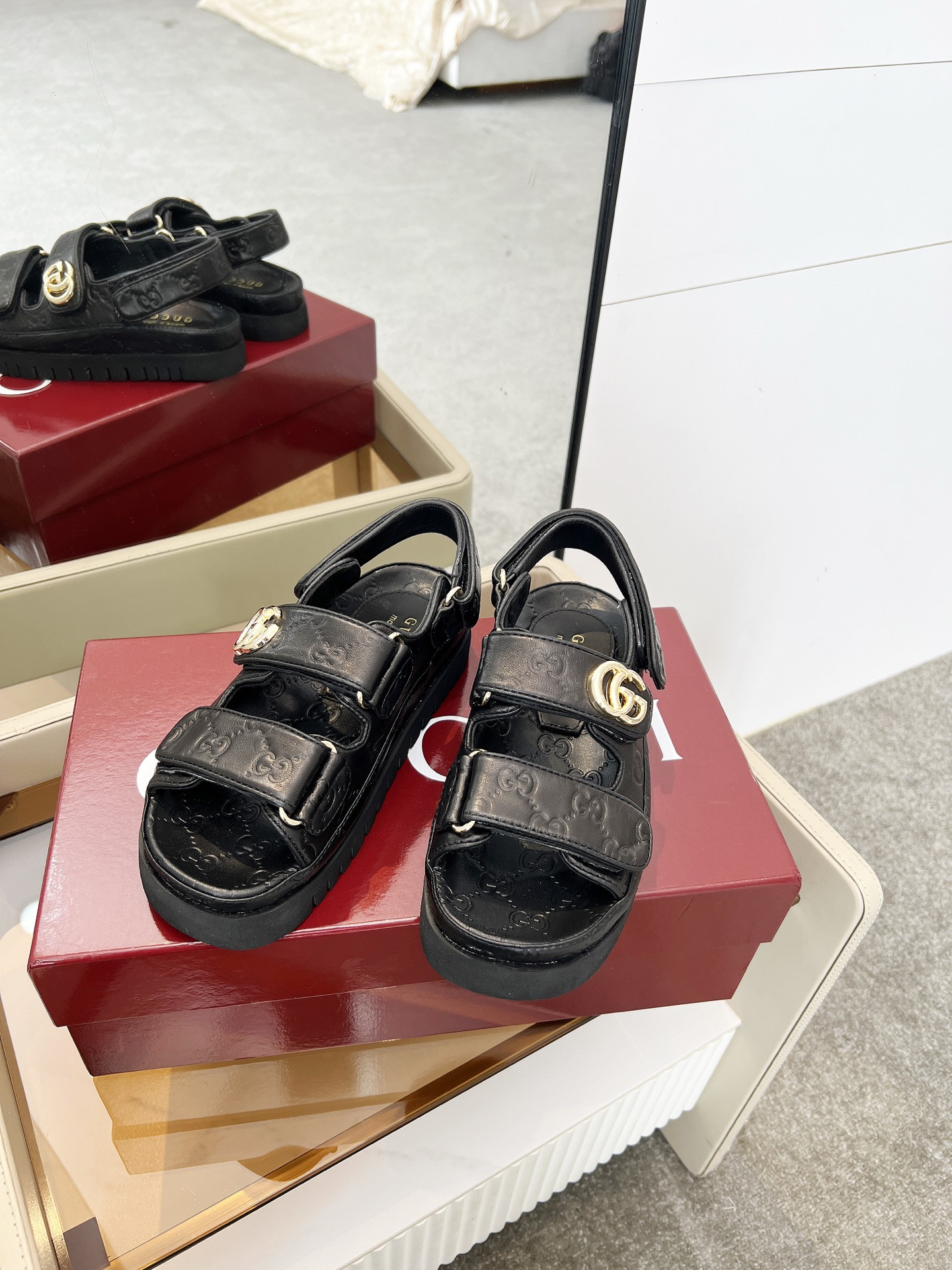 G*u*i sandals