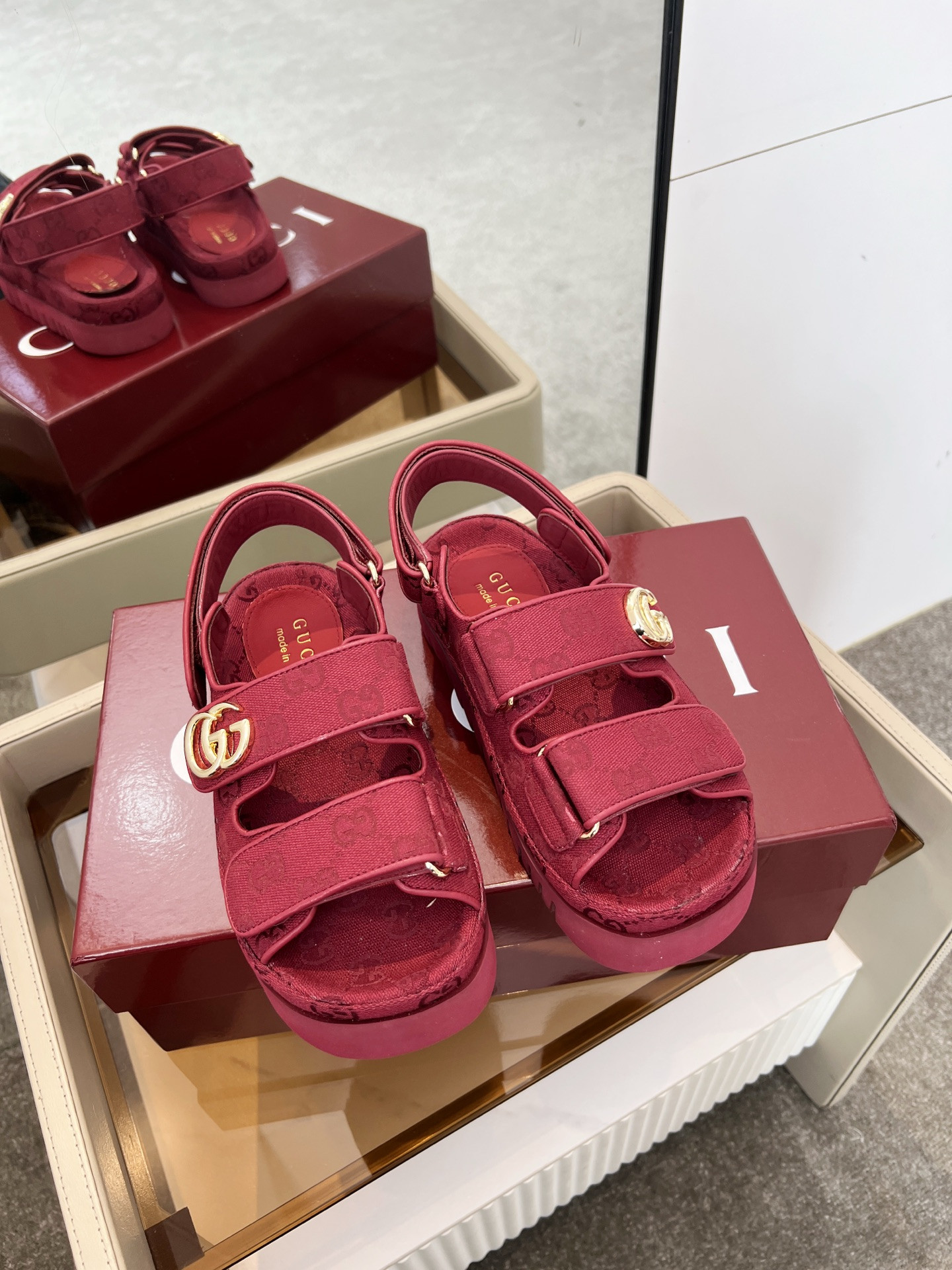 G*u*i sandals