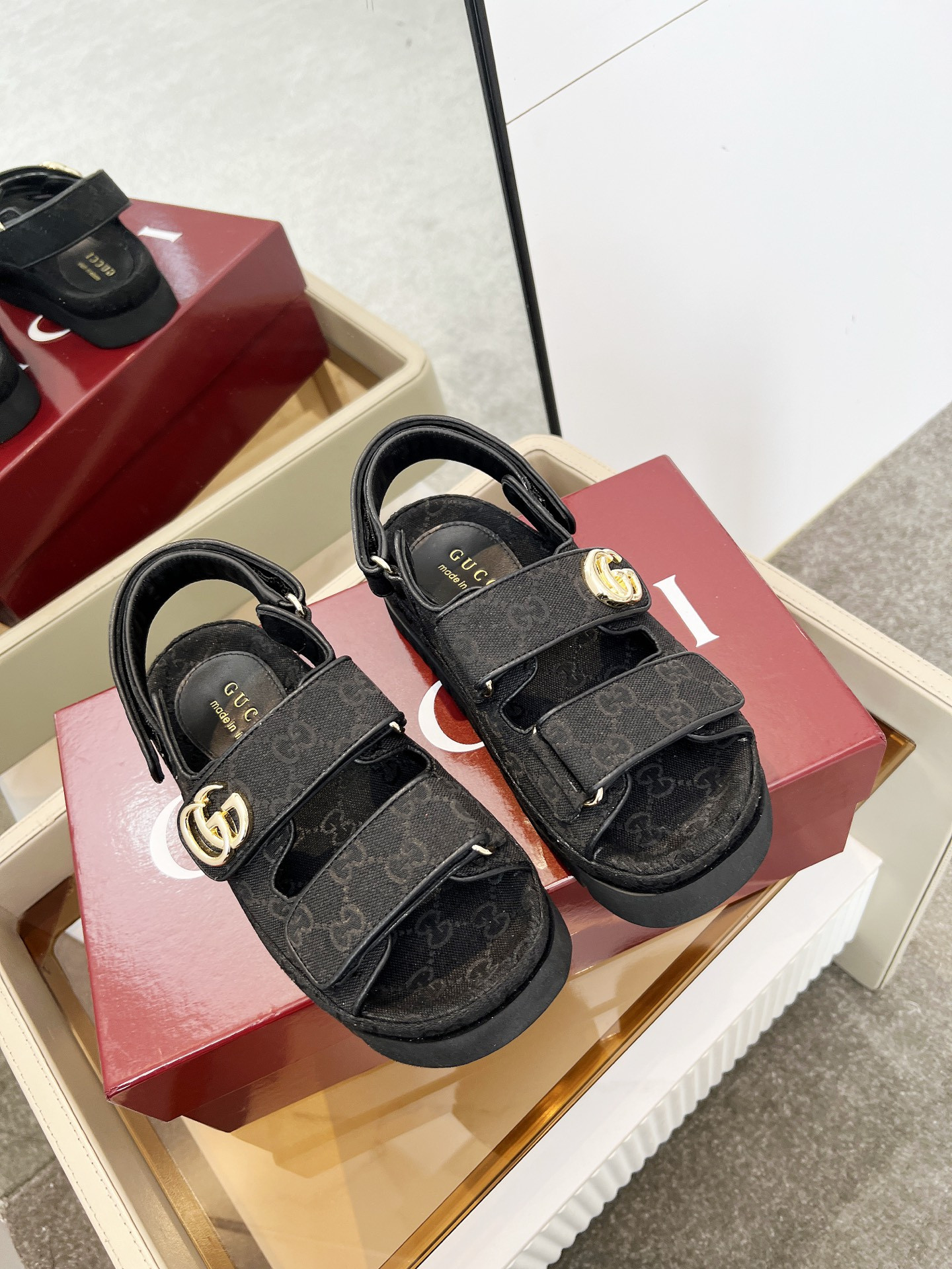 G*u*i sandals