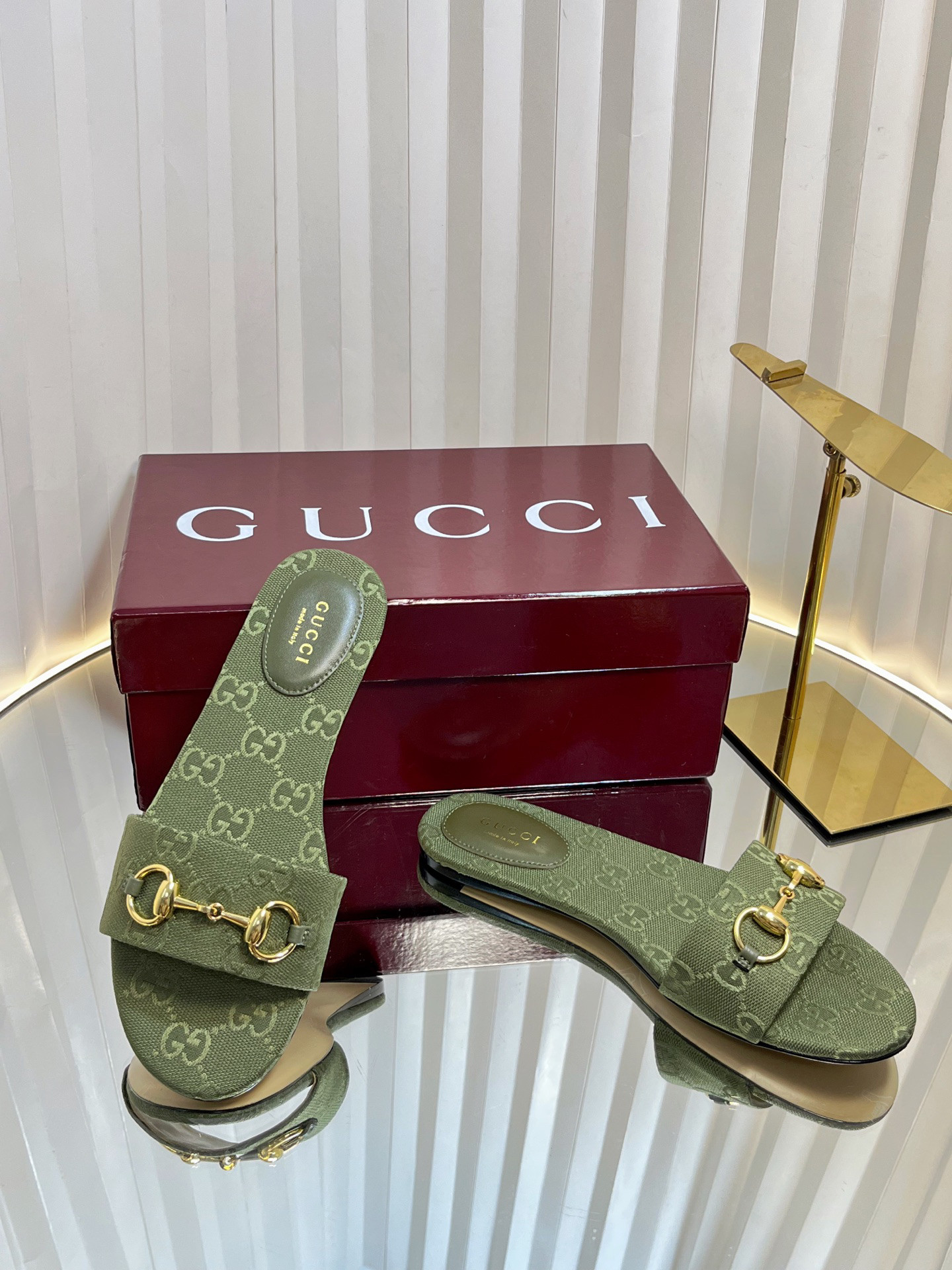 G*u*i sandals