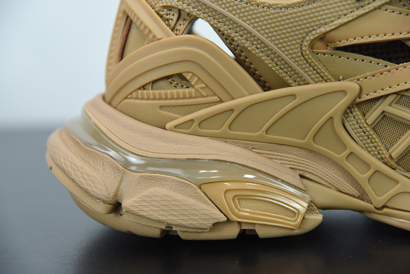 bc track sneaker