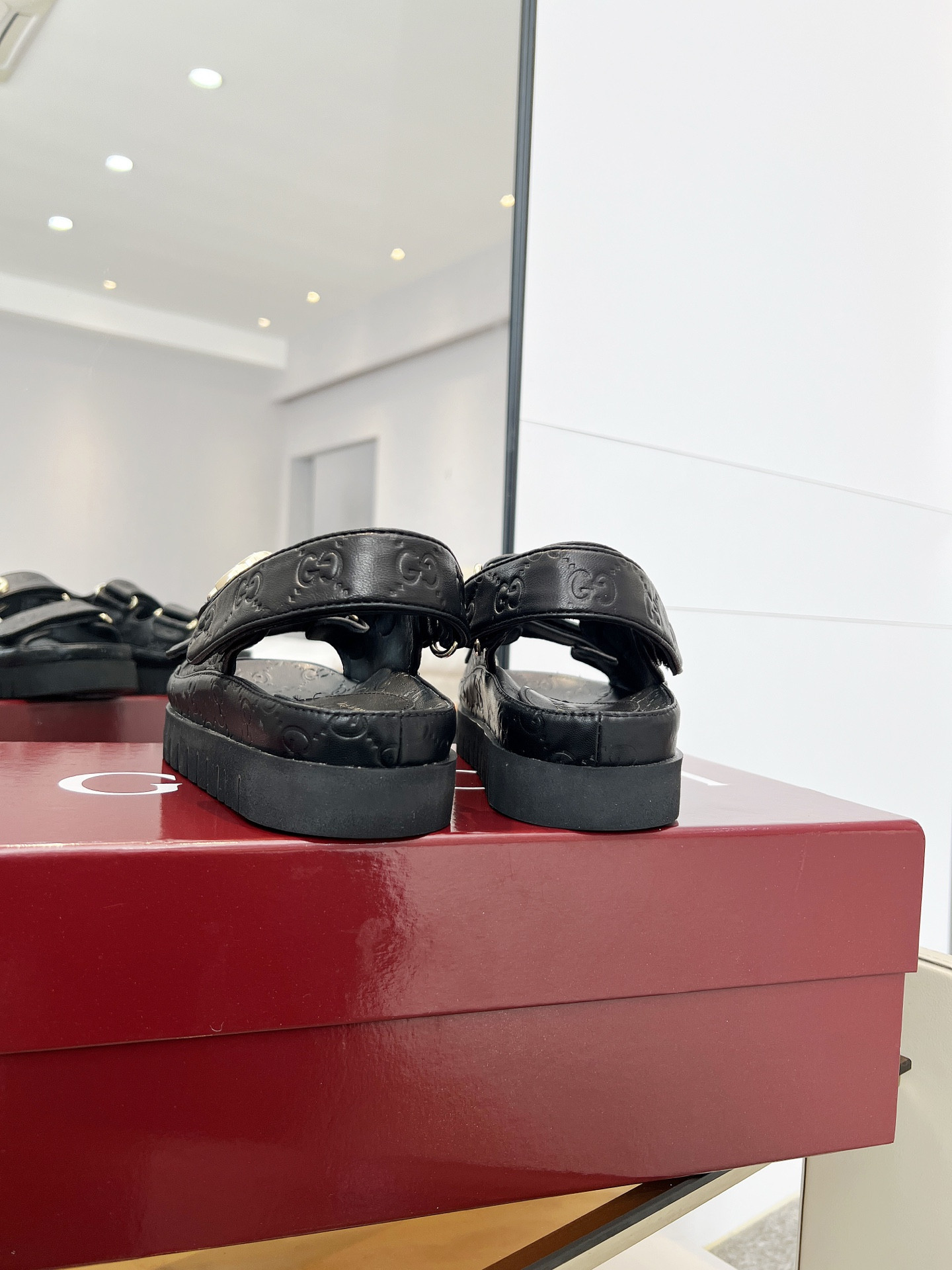 G*u*i sandals