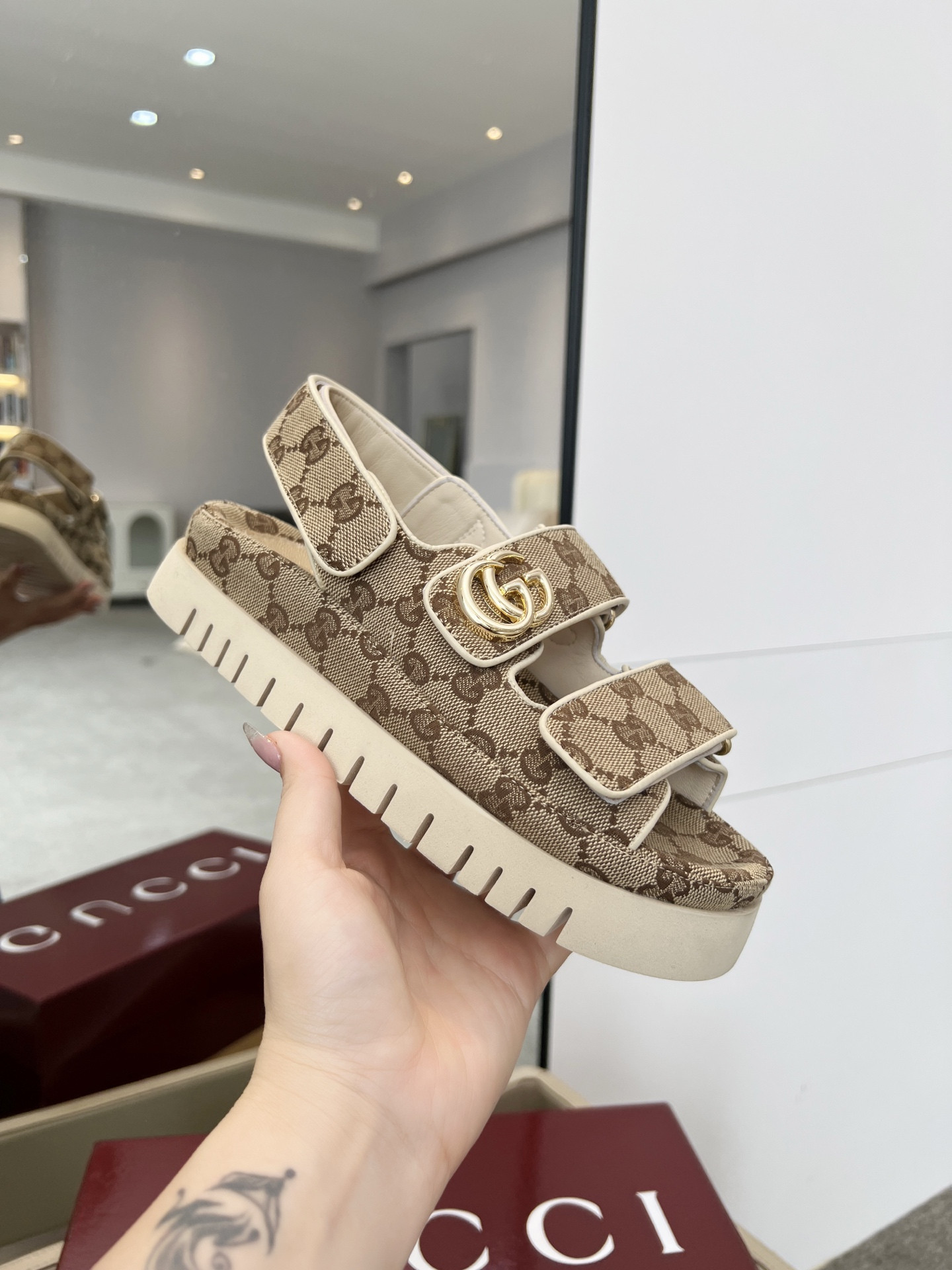 G*u*i sandals