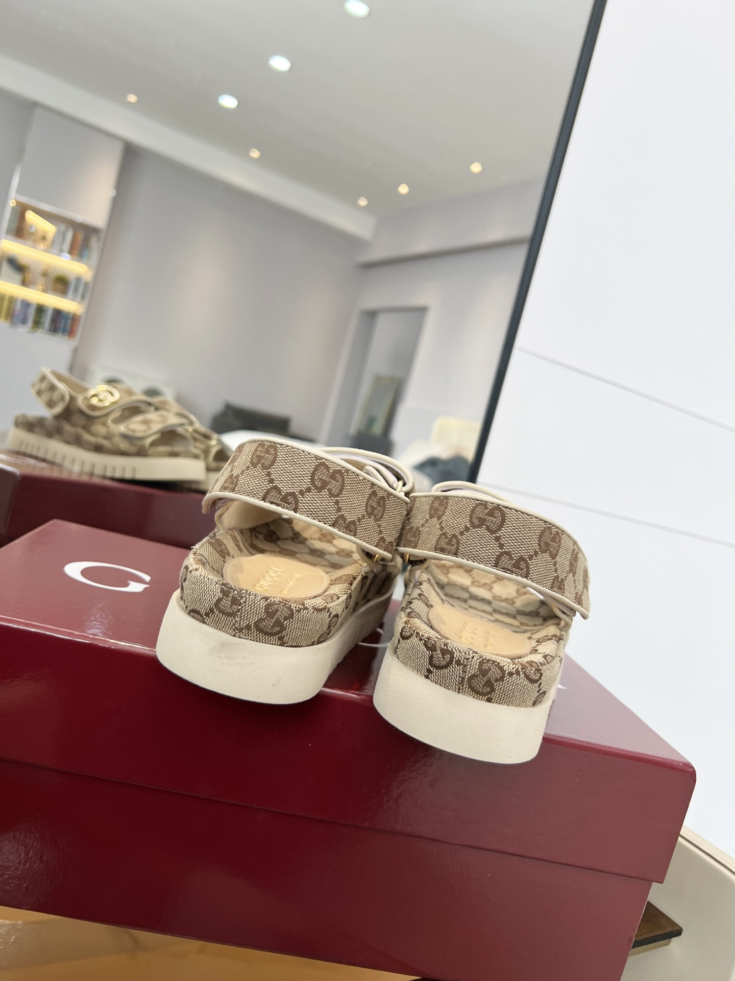 G*u*i sandals