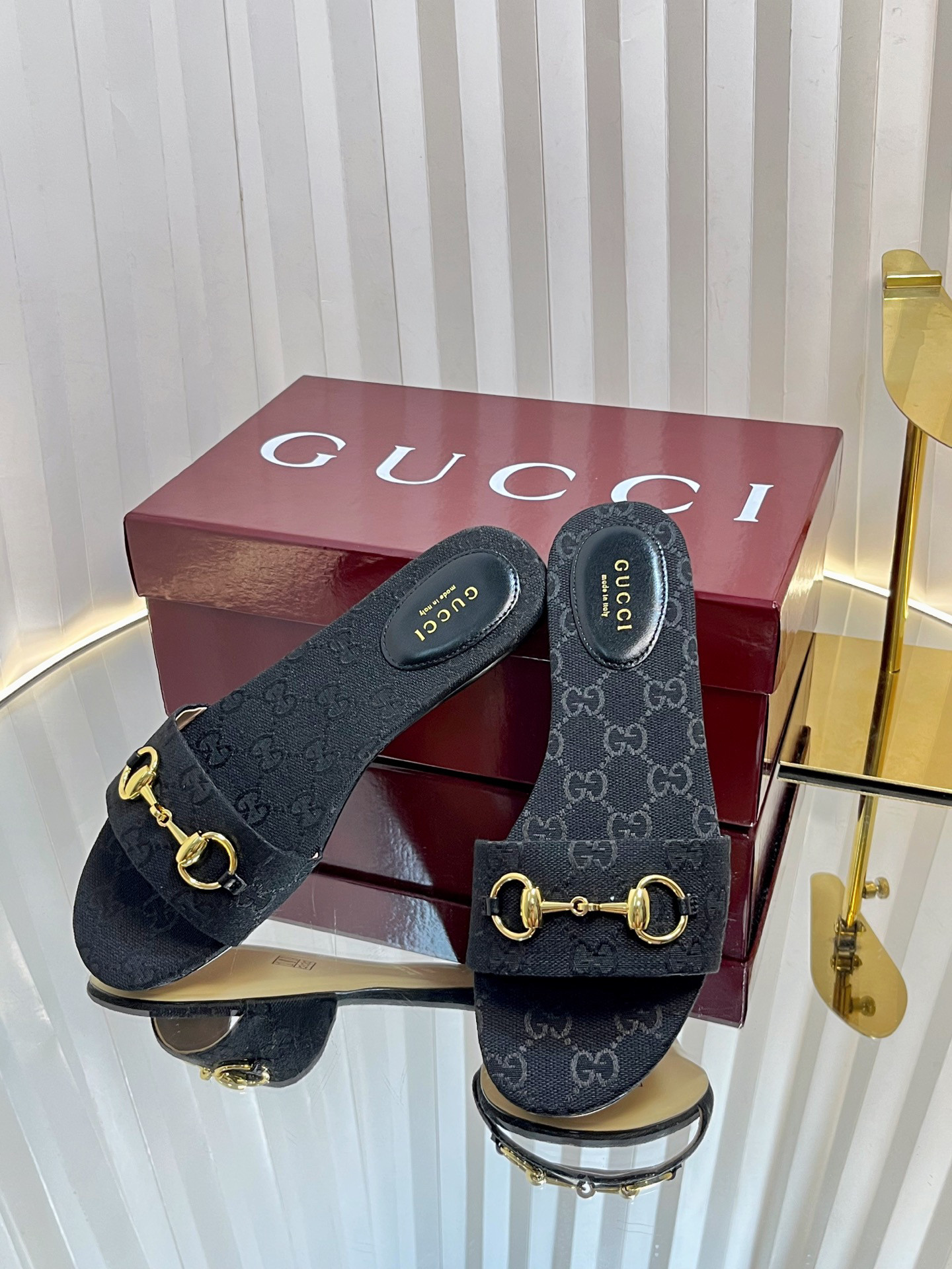 G*u*i sandals