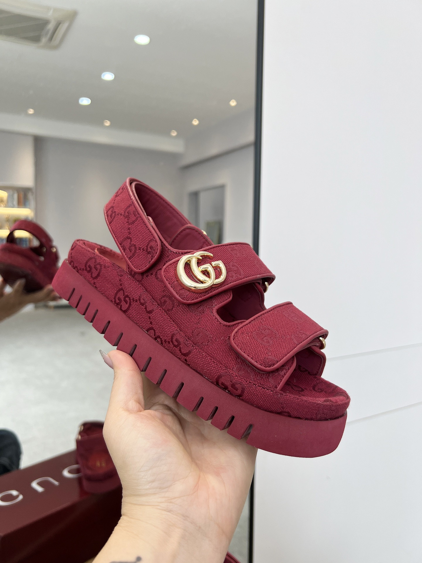 G*u*i sandals