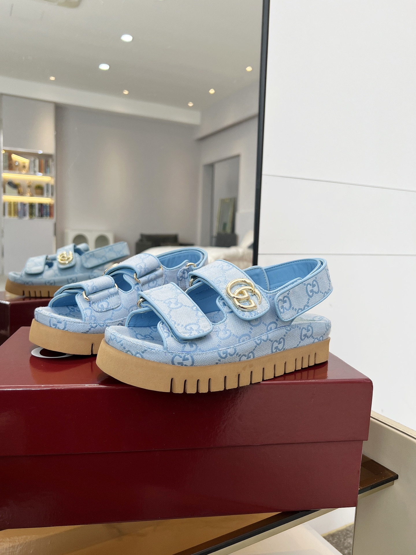 G*u*i sandals