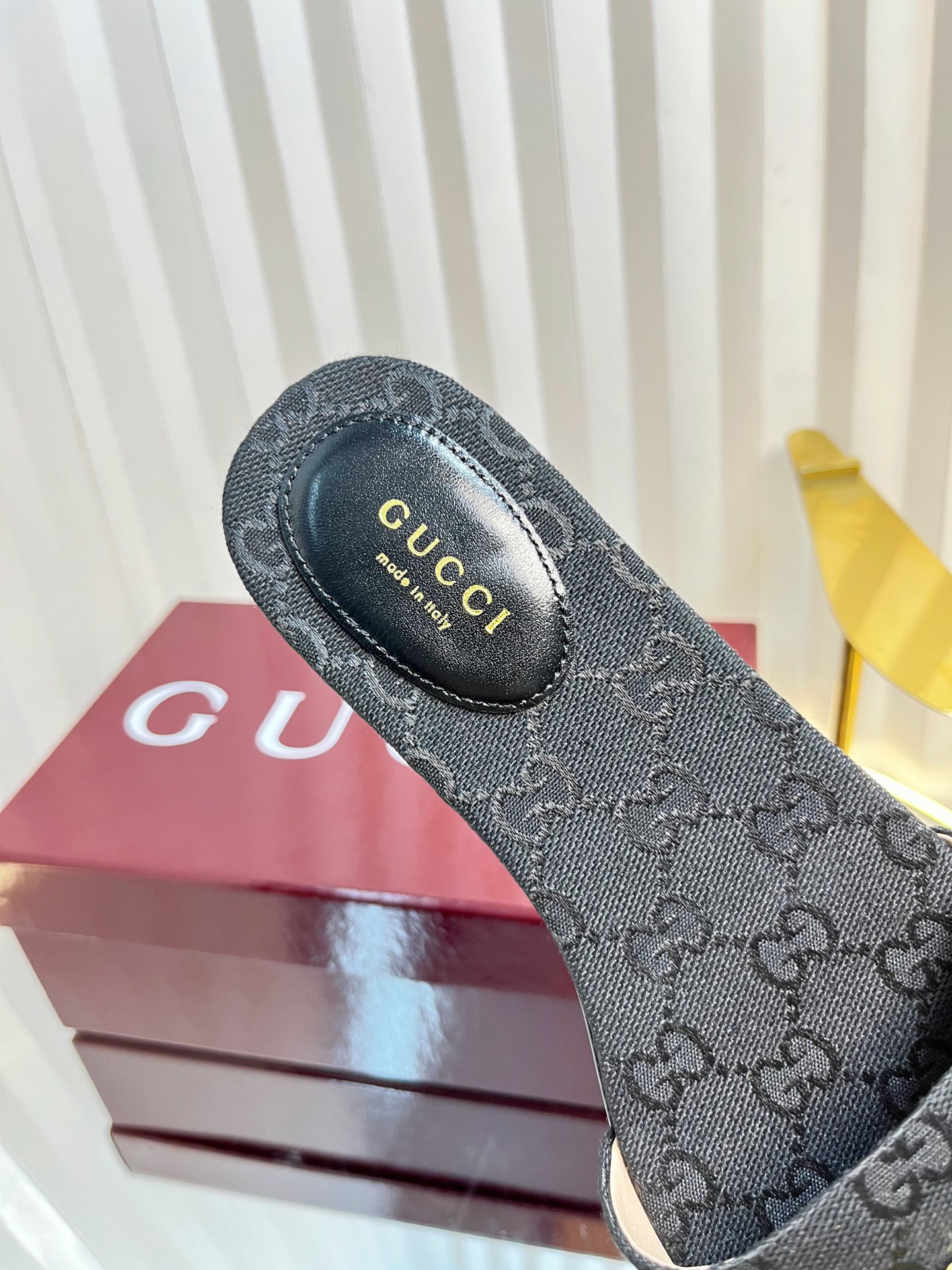 G*u*i sandals