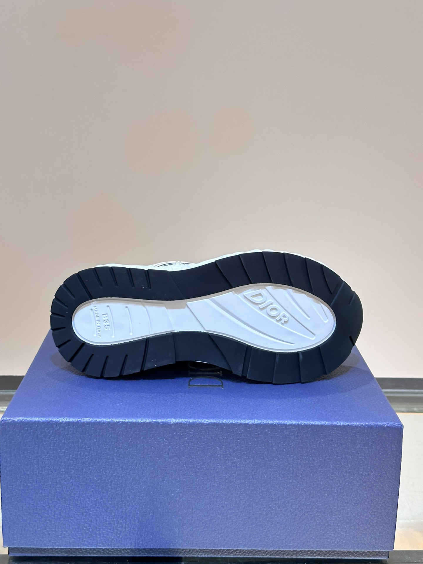 DIO* SNEAKER