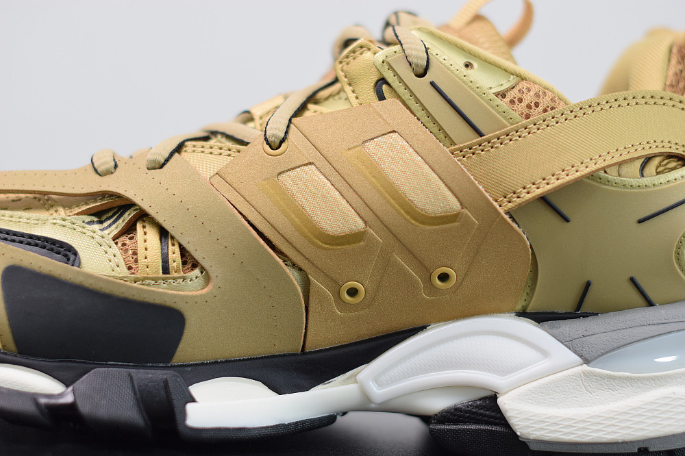 bc track sneaker