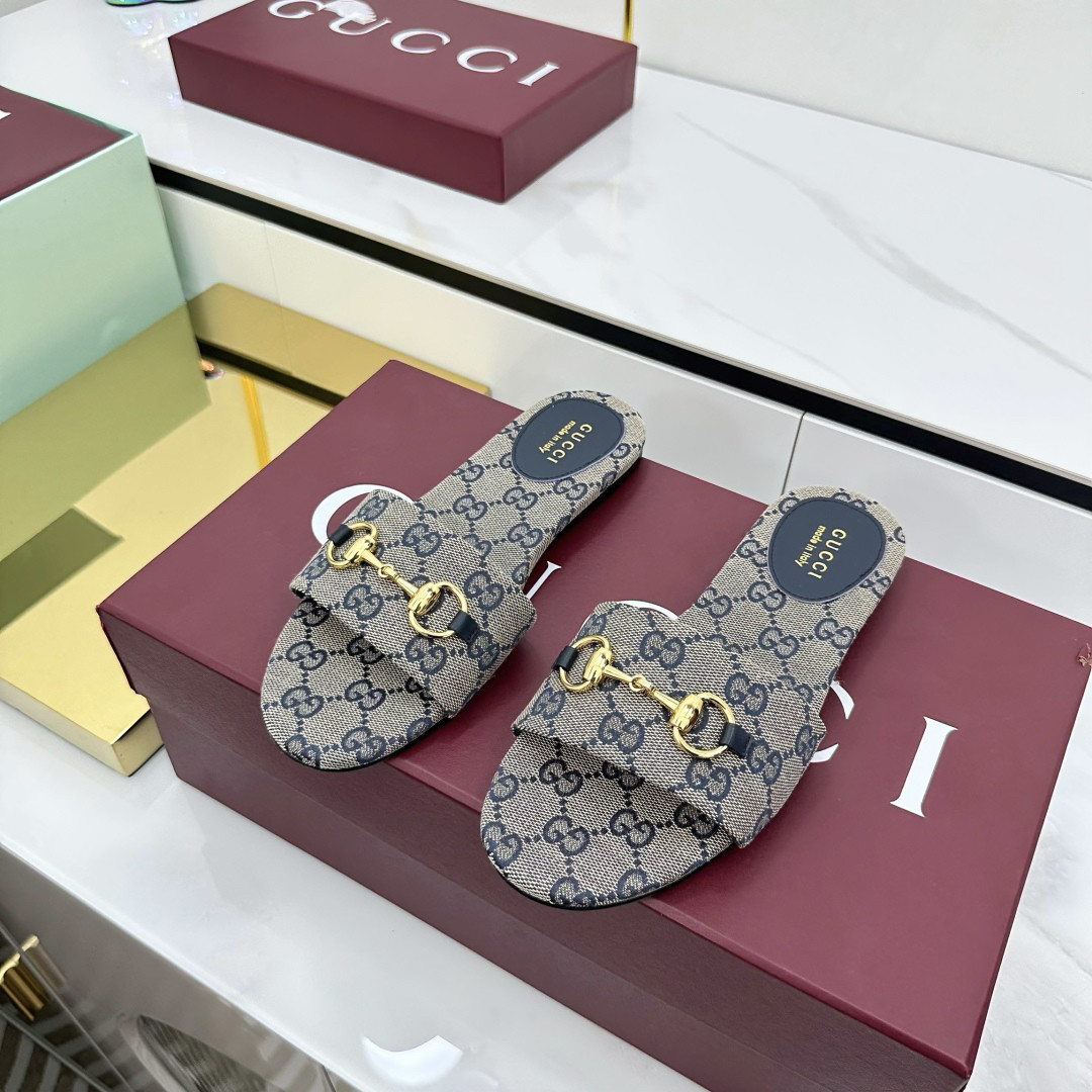 G*u*i sandals
