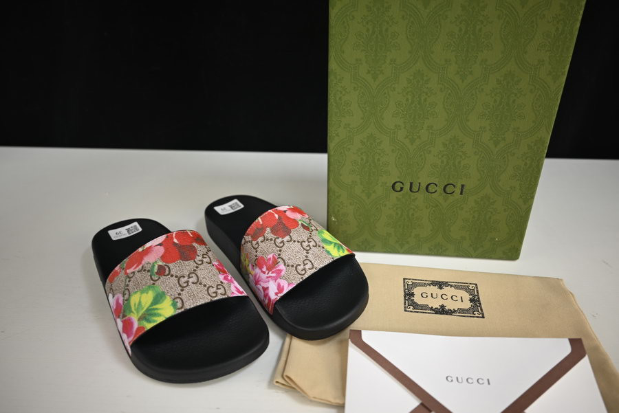 g*u*i sandals
