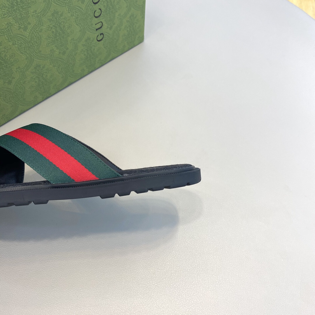 G*u*i sandals