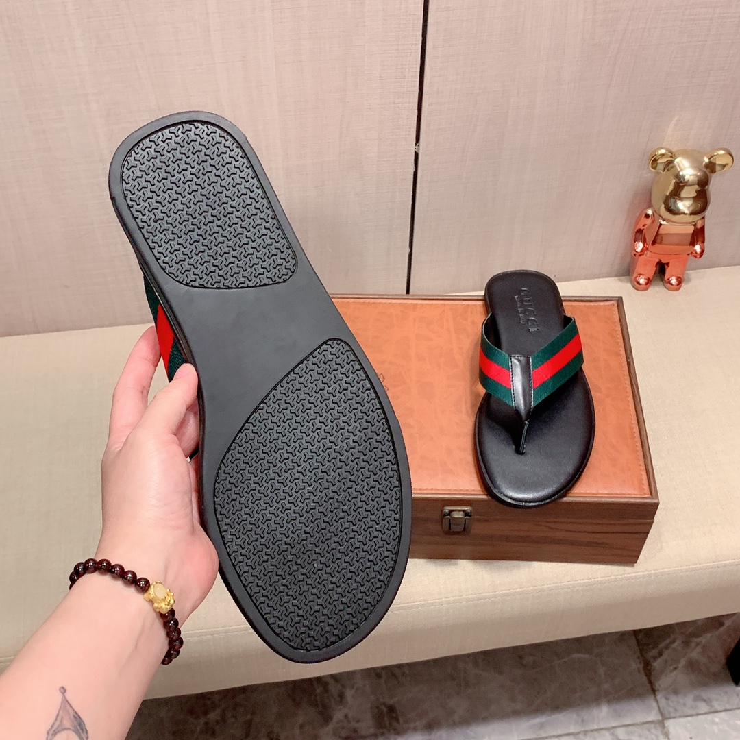 G*u*i sandals