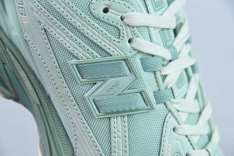 NEW BALANCE SNEAKER