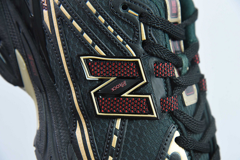 NEW BALANCE SNEAKER