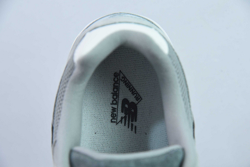NEW BALANCE SNEAKER