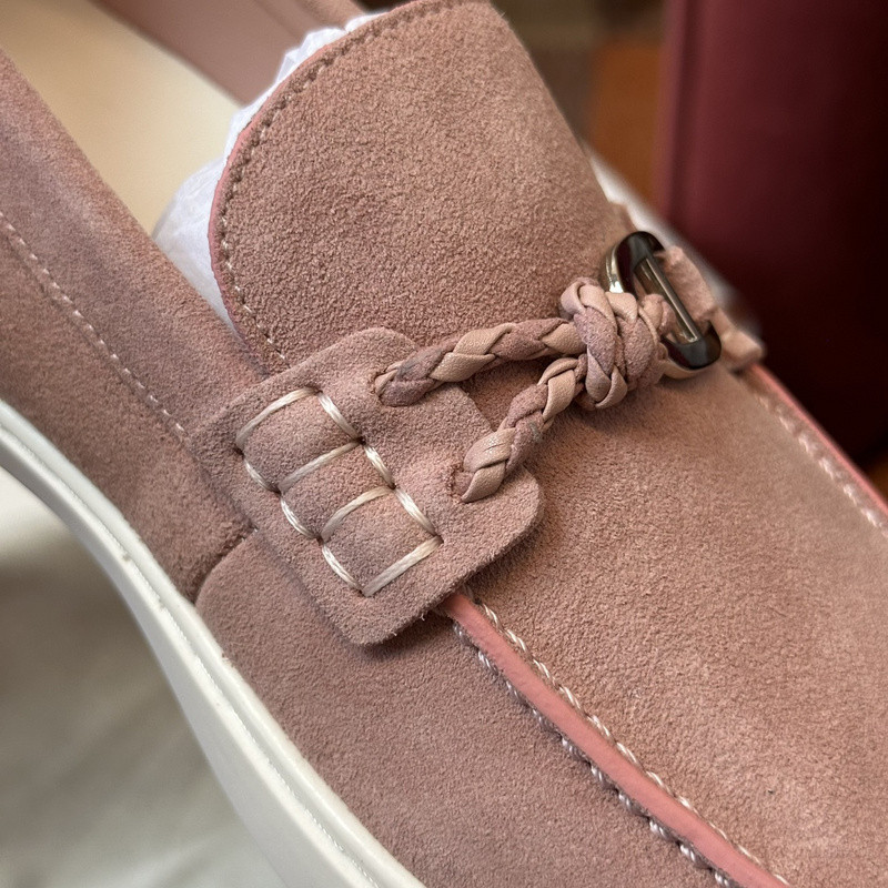 H**me5 sneaker
