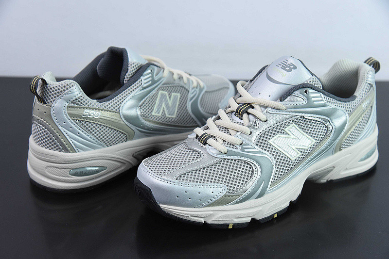 NEW BALANCE SNEAKER