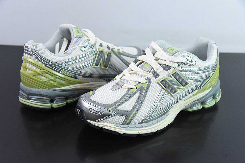 NEW BALANCE SNEAKER