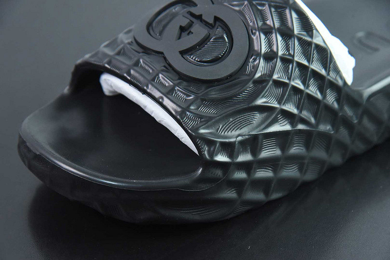 G*u*i sandals