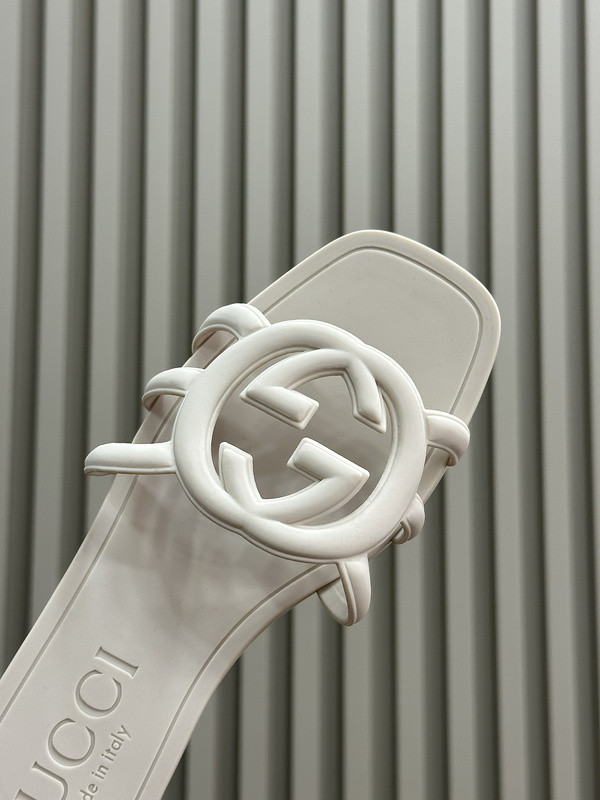 g*u*i sandals