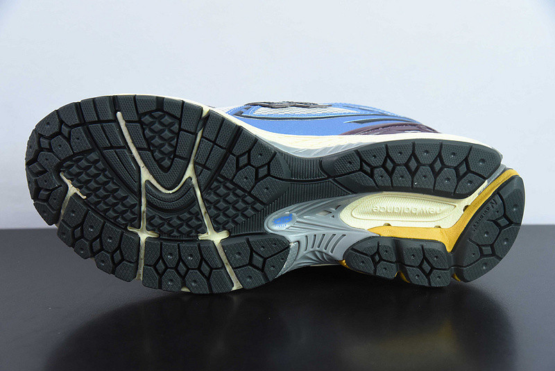 NEW BALANCE SNEAKER