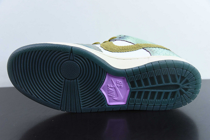 Alexis Sablone x Nike SB Dunk Low 