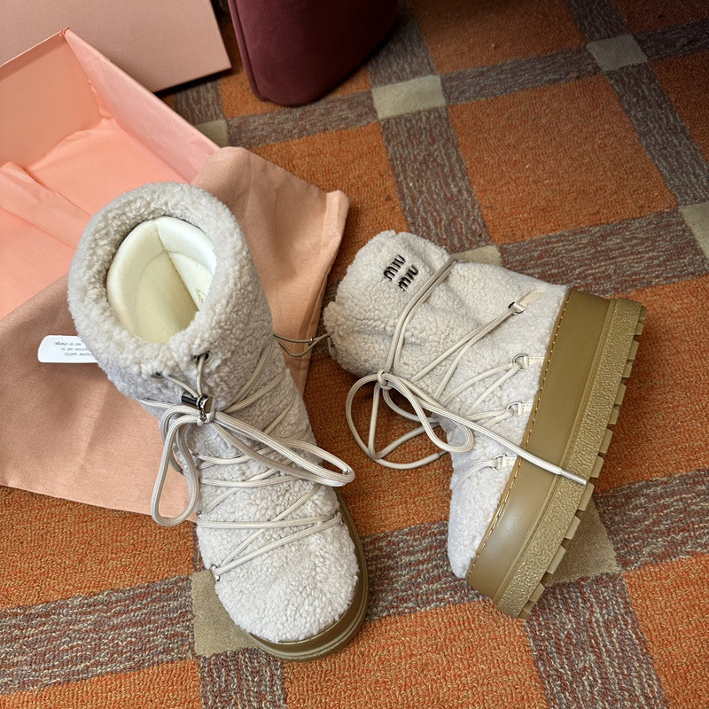 M1um1u sneaker