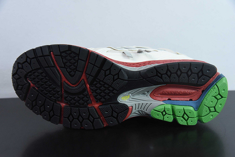 NEW BALANCE SNEAKER