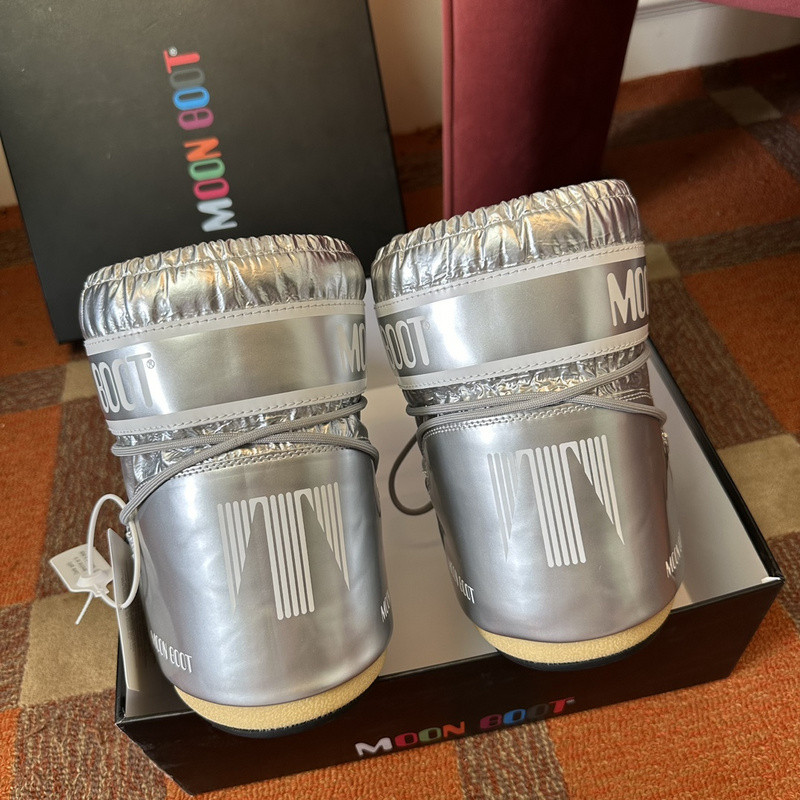mOON bOOT