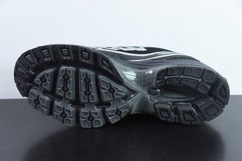 NEW BALANCE SNEAKER