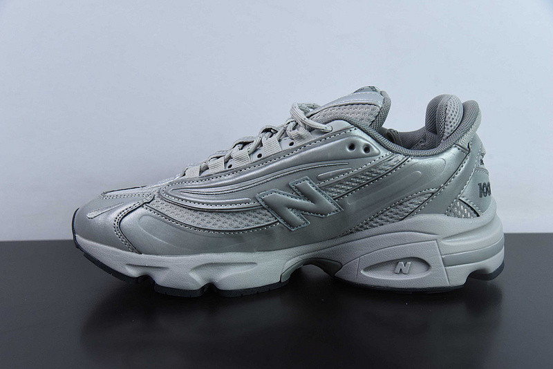 NEW BALANCE SNEAKER