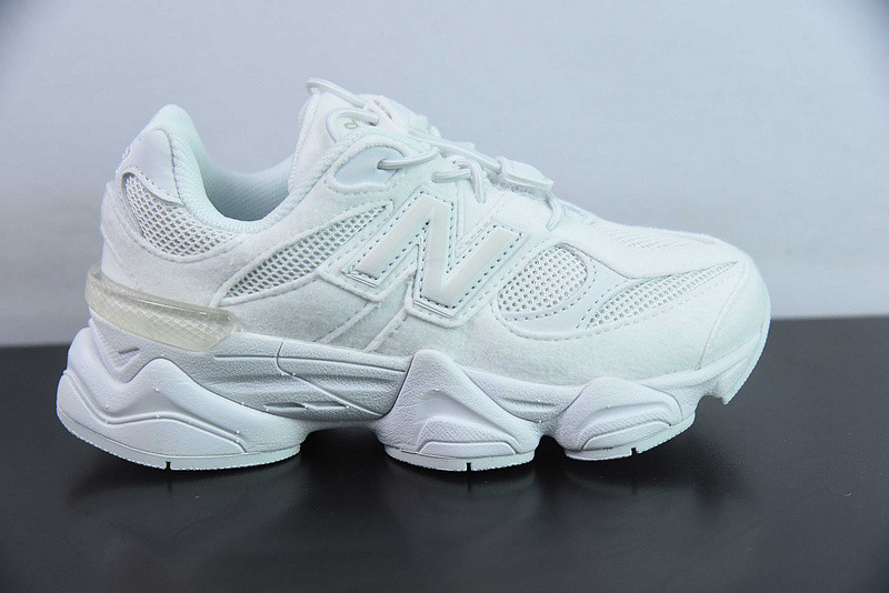 NEW BALANCE SNEAKER