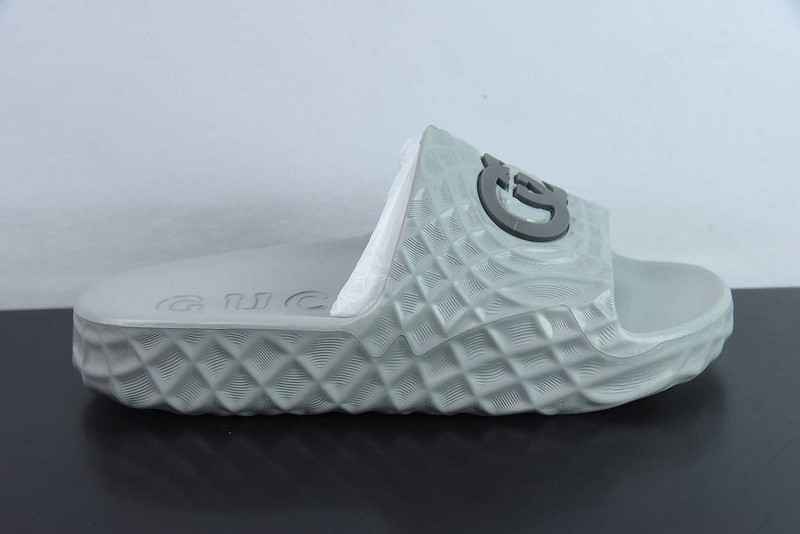 G*u*i sandals