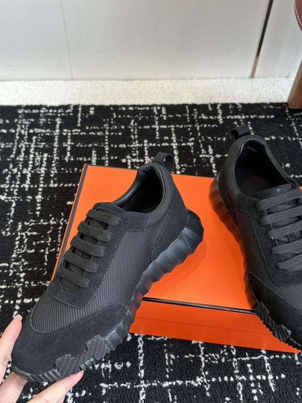 H**me5 sneaker