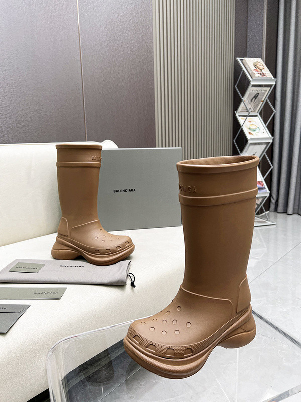 Cr*0*s™ boot in beige