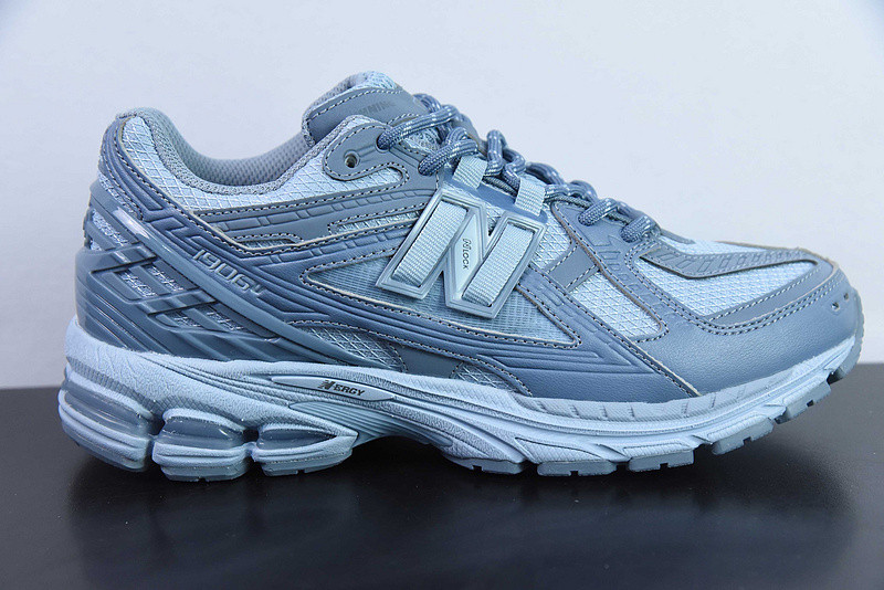 NEW BALANCE SNEAKER