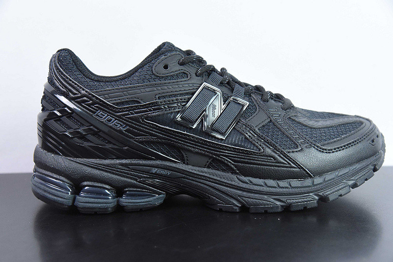NEW BALANCE SNEAKER