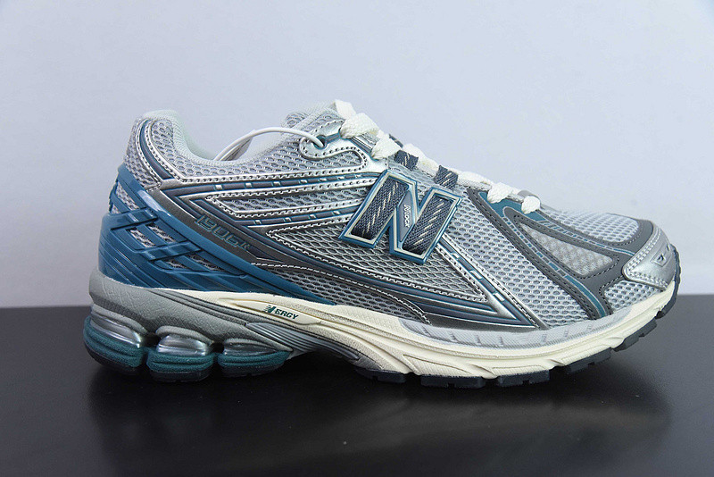 NEW BALANCE SNEAKER