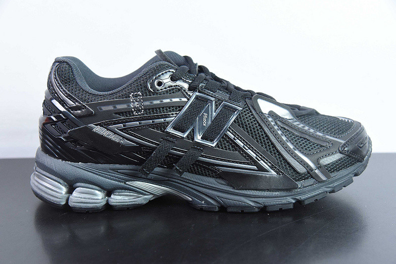 NEW BALANCE SNEAKER