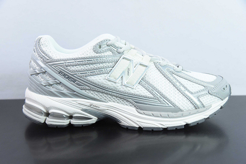NEW BALANCE SNEAKER