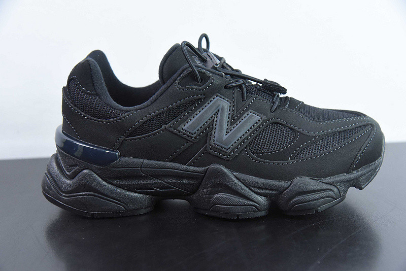 NEW BALANCE SNEAKER
