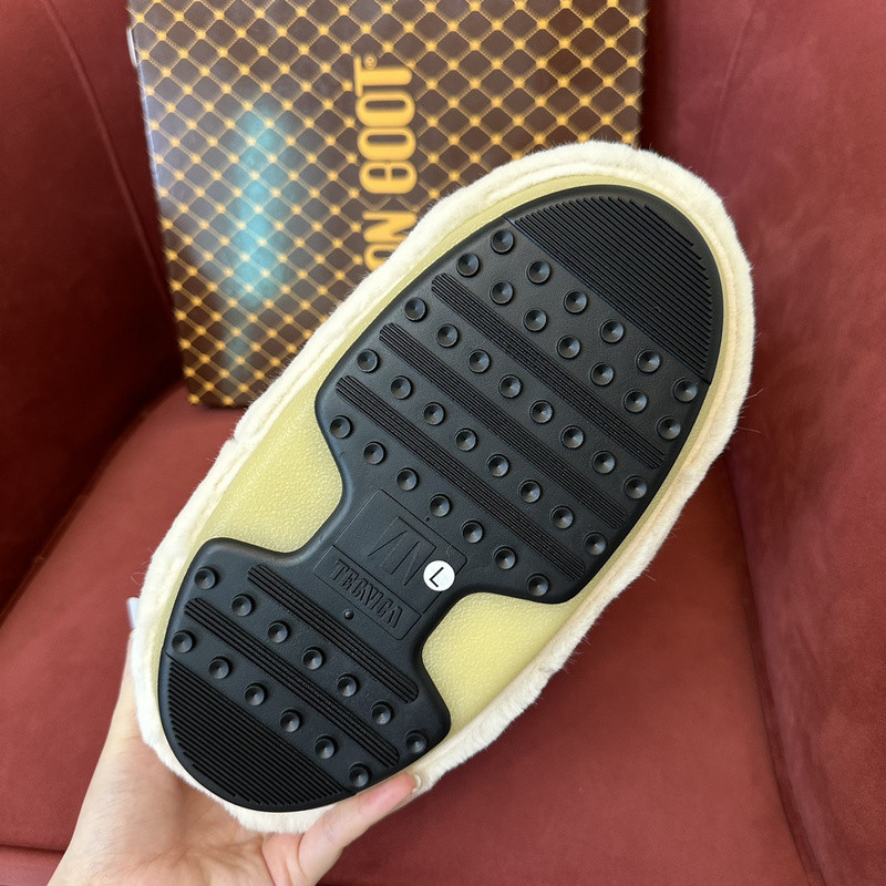 mOON bOOT