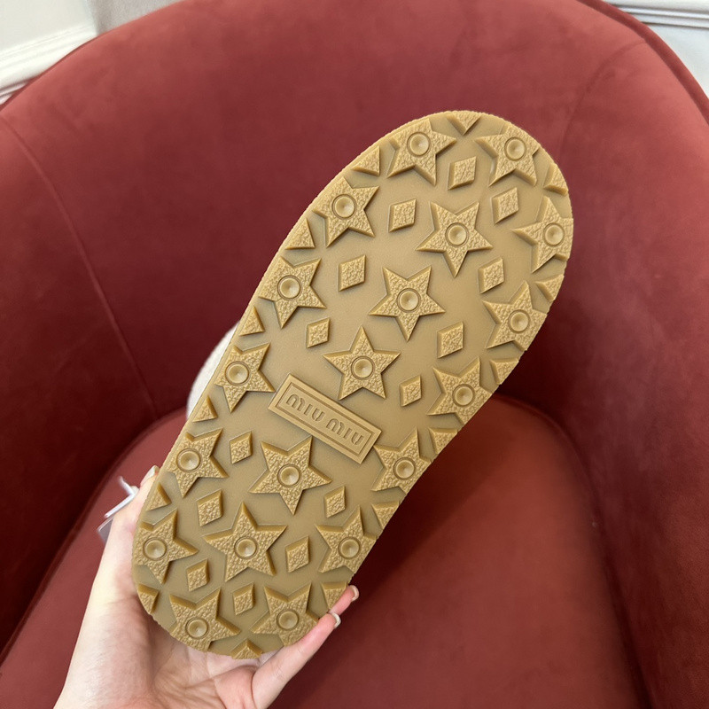 M1um1u sneaker