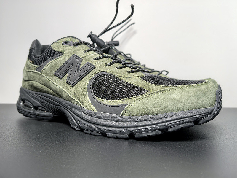 NEW BALANCE SNEAKER